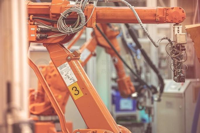 工厂中的机器人用于精密工作并作为人力资源的替代品